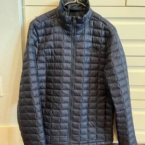 Men’s north face large navy thermoball jacket.